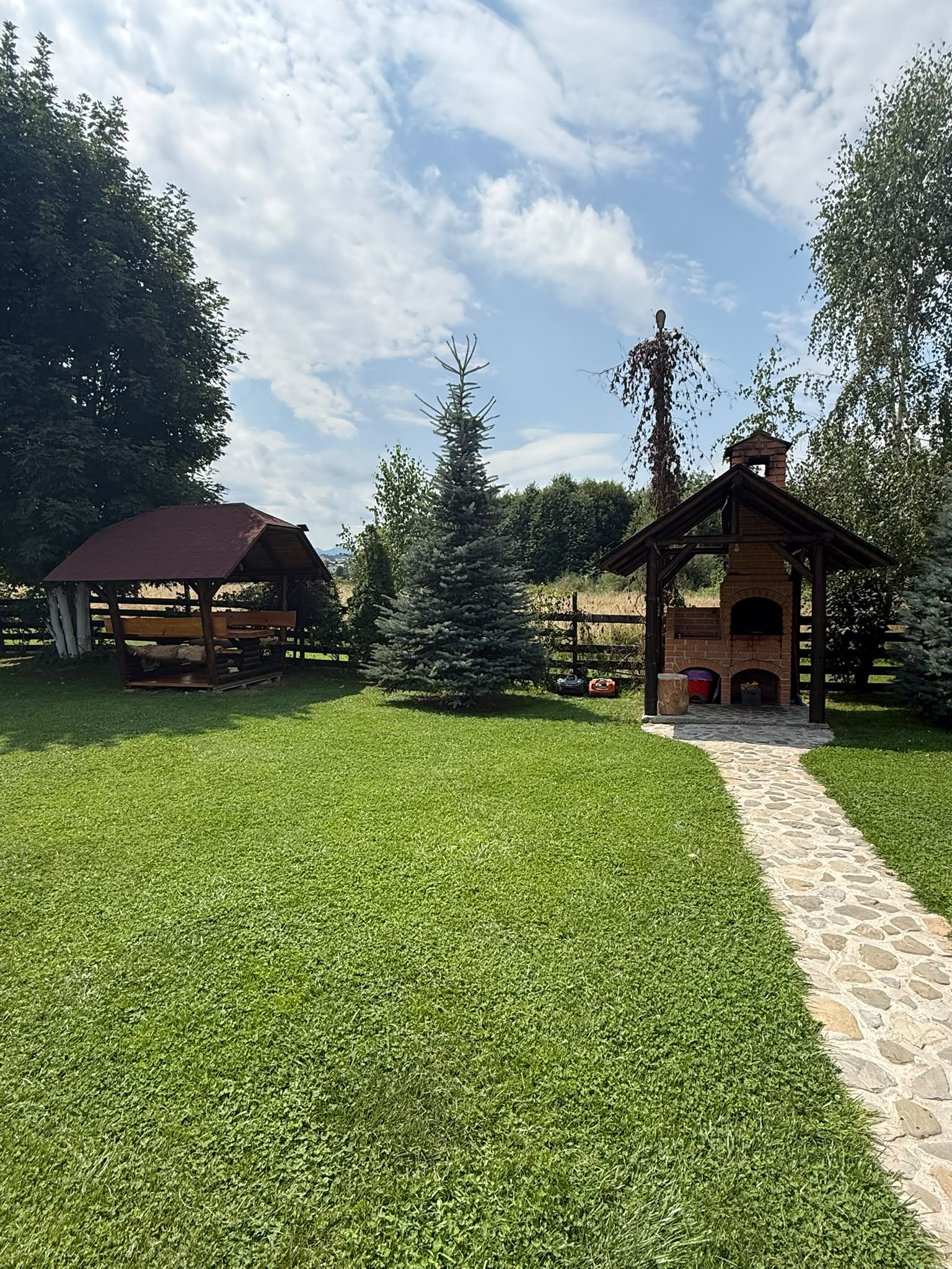 Casuța Roșie - Living