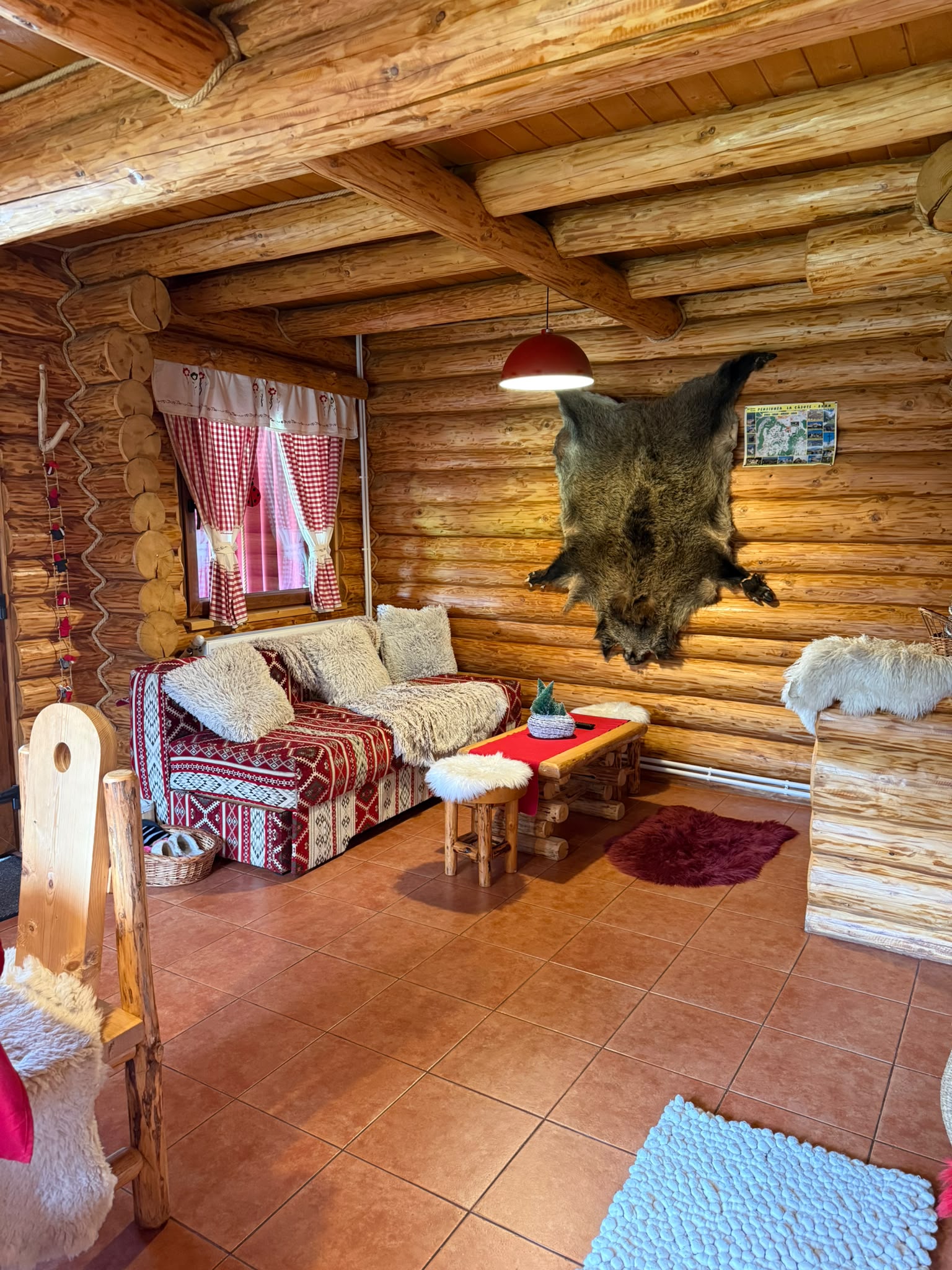 Casuța Roșie - Exterior