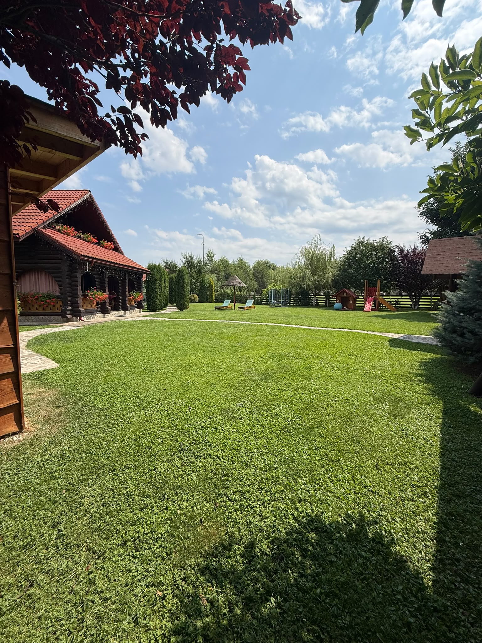 Casuța Roșie - Exterior